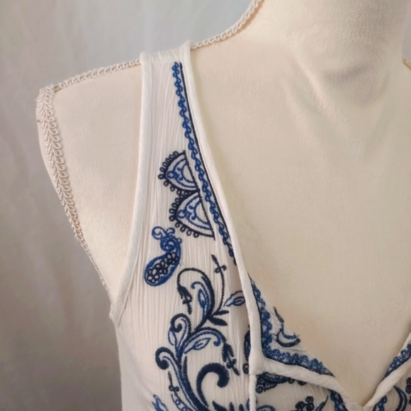 Maurices Sleeveless White Gauzy Boho Top Stretchy Smocked Bottom Women's Sz XS - Picture 2 of 7